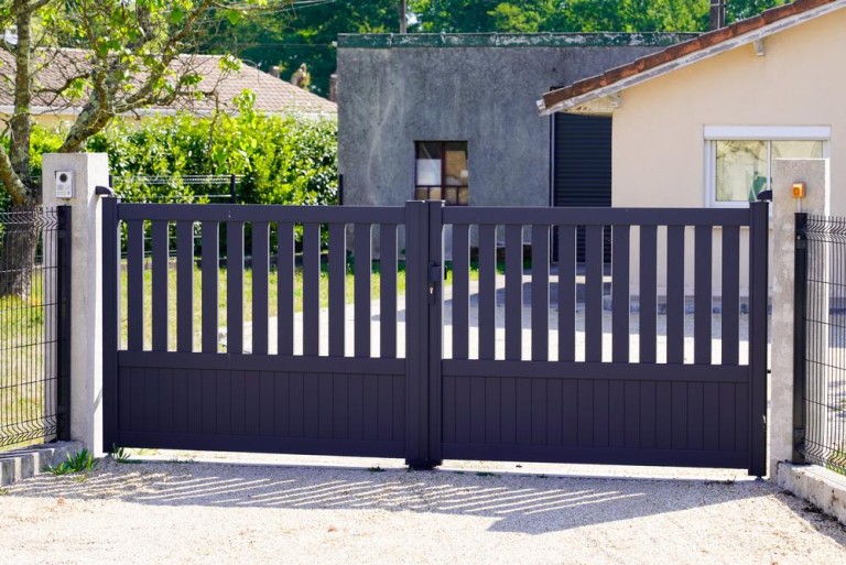 Comment réussir la pose de votre portail à Esquerchin ?